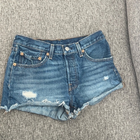 Levi's 501 distressed jean short - Picture 1 of 8